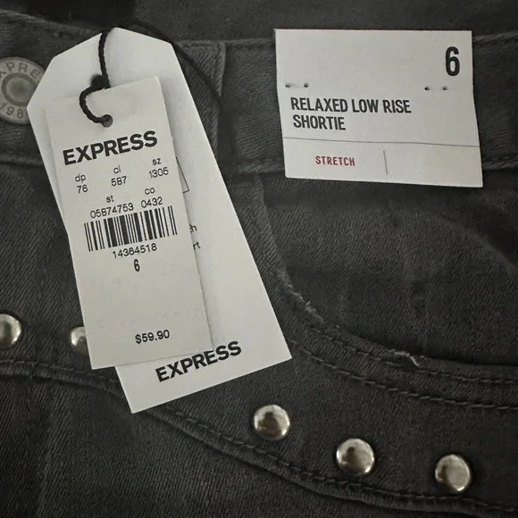Express Relaxed Low Rise Jean Shortie Shorts Frayed Hem Stud Detail size 6 NWT - Picture 2 of 3